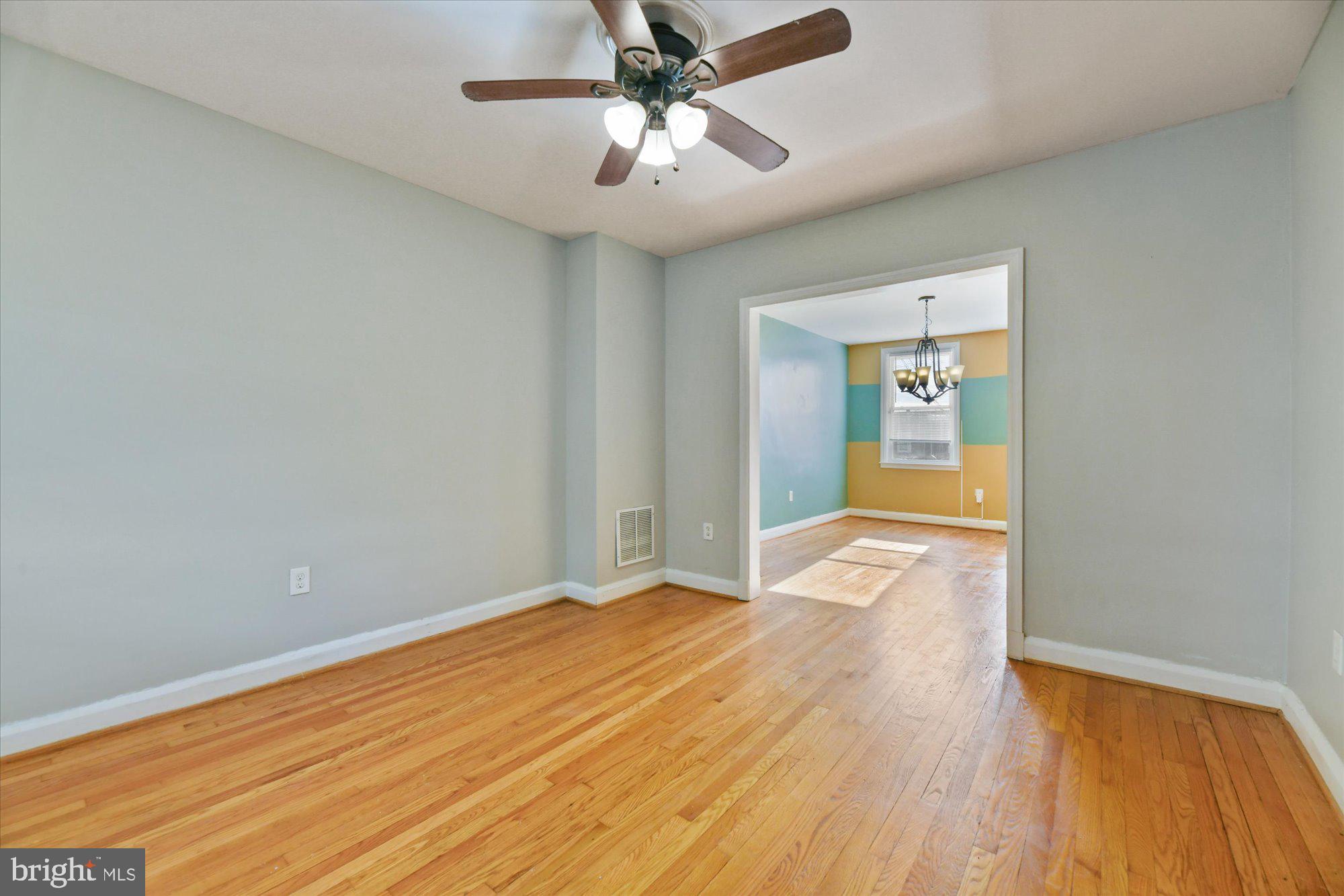 3557 Juneway Baltimore, MD 21213 - Photo 4 of 29 Living Room
