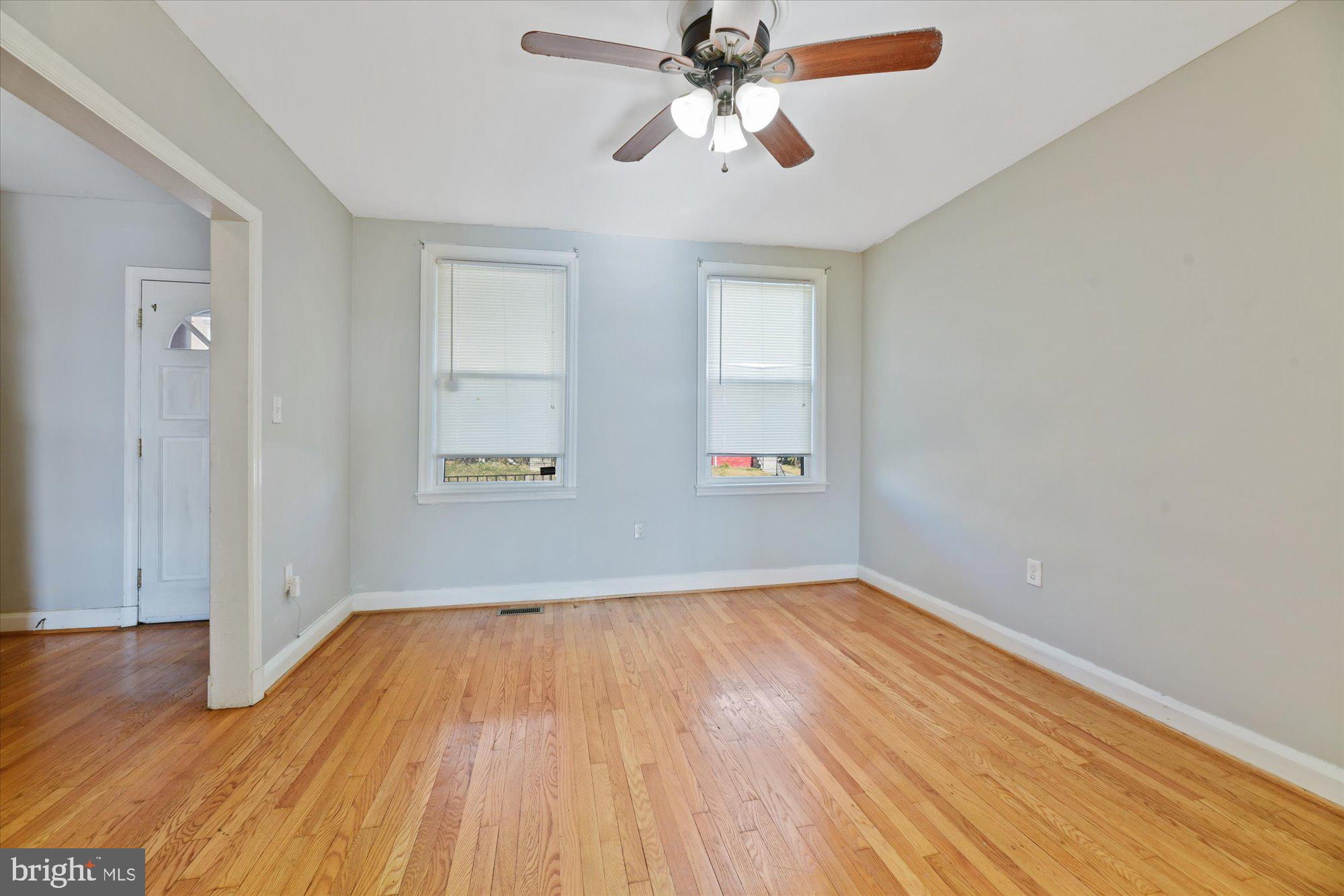 3557 Juneway Baltimore, MD 21213 - Photo 5 of 29 Living Room