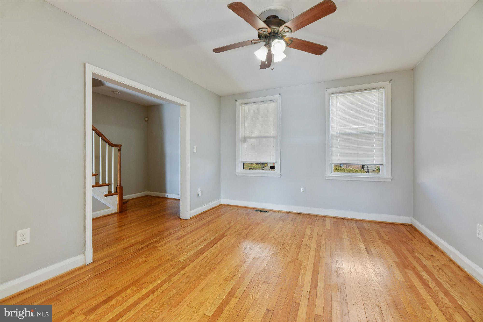 3557 Juneway Baltimore, MD 21213 - Photo 6 of 29 Living Room