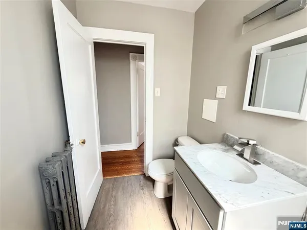 $1,400 | 17 Elwood Place, Unit 305, Newark, NJ 07104
