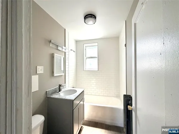 $1,400 | 17 Elwood Place, Unit 305, Newark, NJ 07104