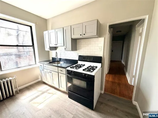 $1,400 | 17 Elwood Place, Unit 305, Newark, NJ 07104