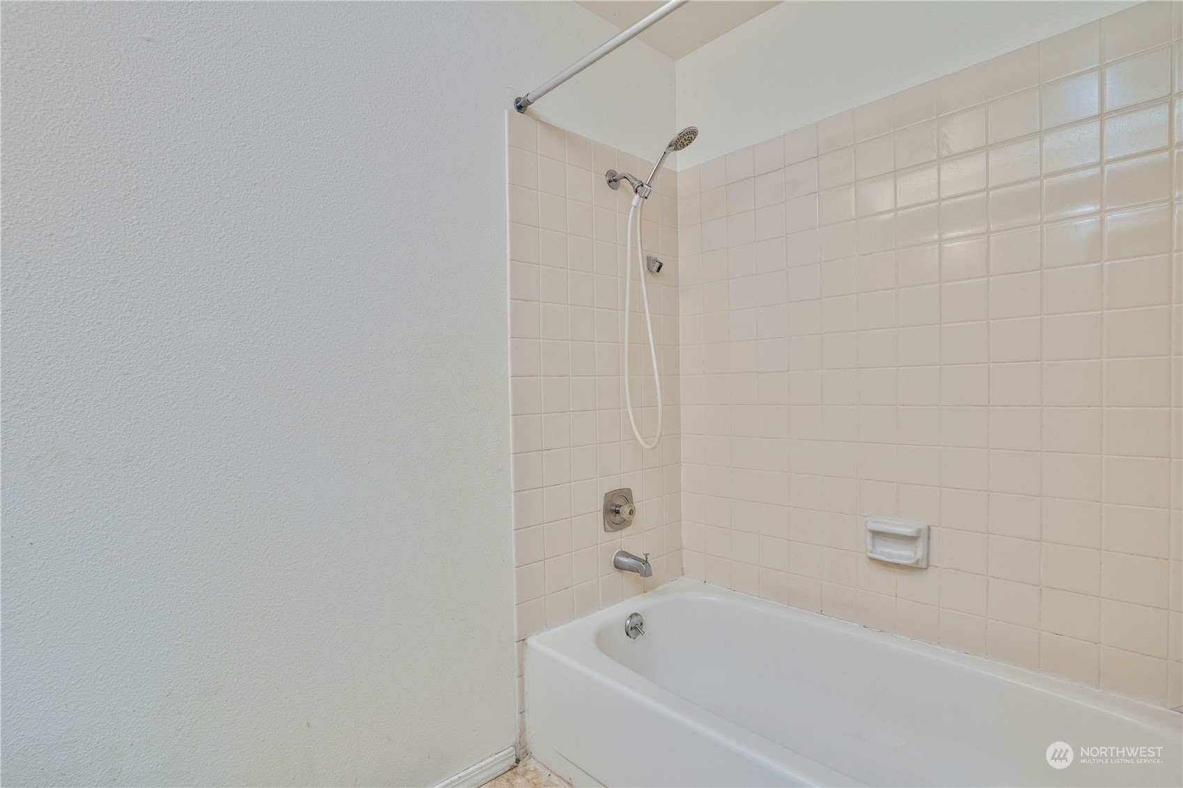 2813 Southwest 342nd Street Federal Way, WA 98023 - Photo 25 of 34 a bathroom with a bathtub