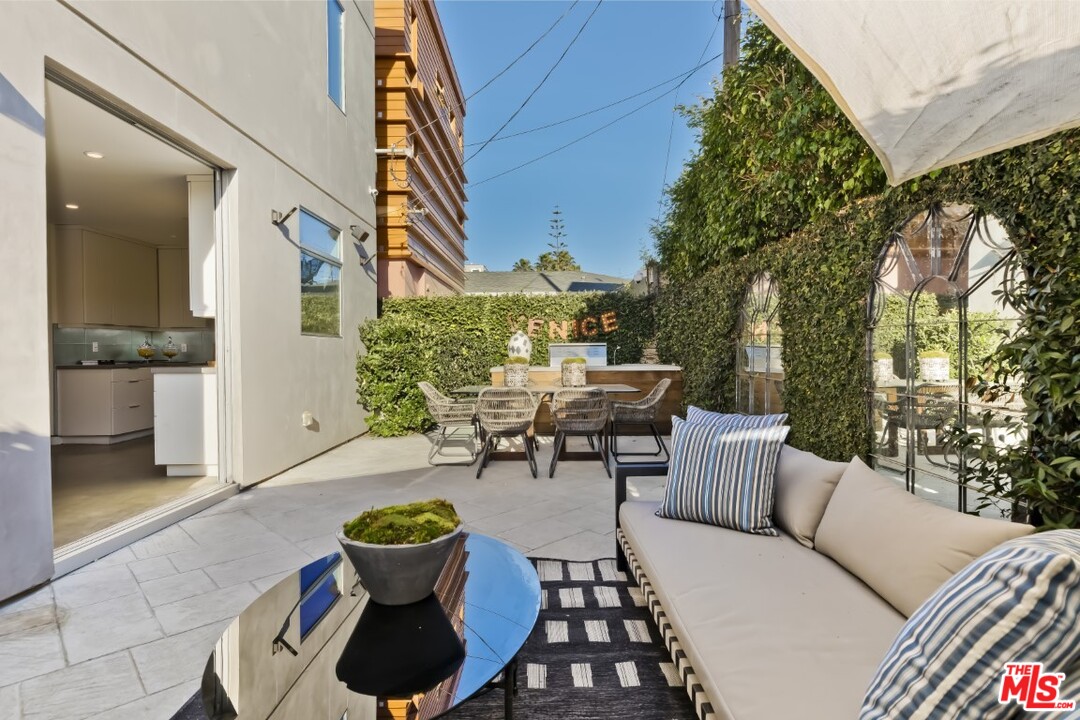 808 Brooks Avenue Venice, CA 90291 - Photo 19 of 47 a view of a patio in the backyard