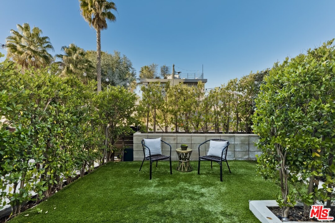 808 Brooks Avenue Venice, CA 90291 - Photo 3 of 47 a view of a chair and table in the garden