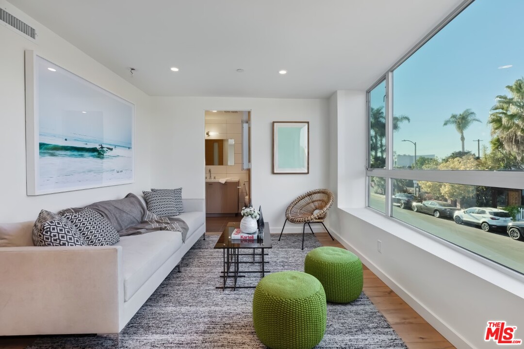 808 Brooks Avenue Venice, CA 90291 - Photo 23 of 47 a living room with furniture and a large window