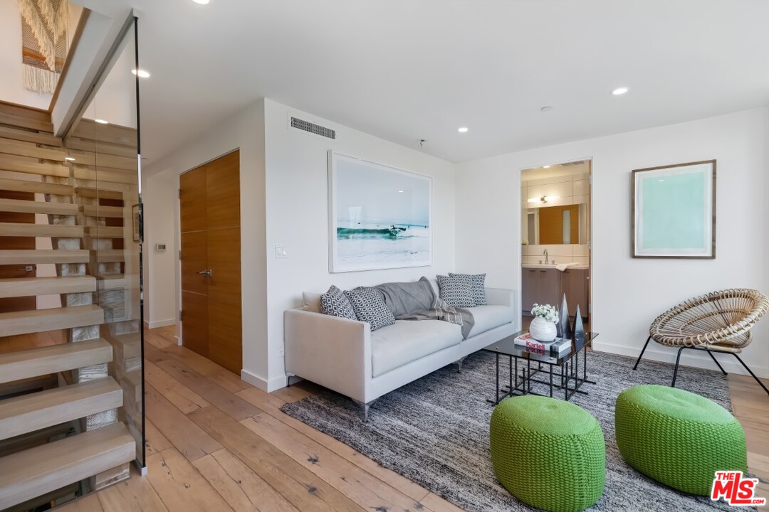 808 Brooks Avenue Venice, CA 90291 - Photo 25 of 47 a living room with furniture and a rug