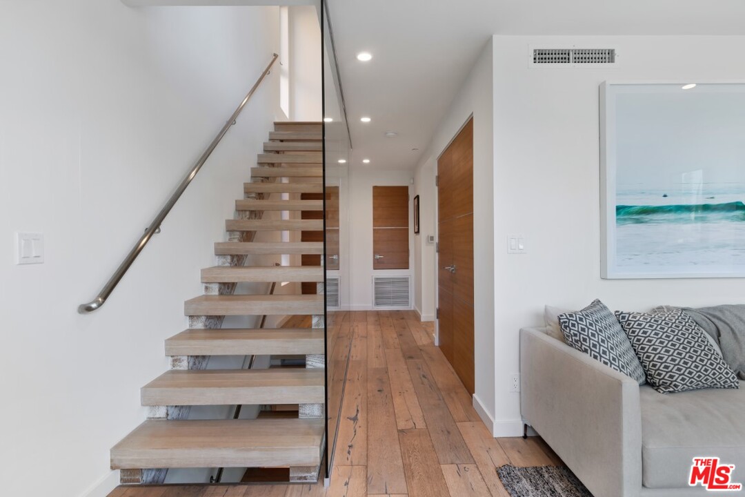 808 Brooks Avenue Venice, CA 90291 - Photo 26 of 47 a view of entryway and hall with wooden floor