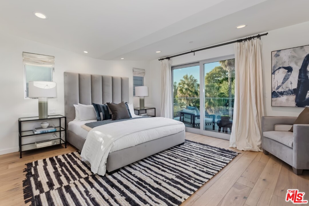 808 Brooks Avenue Venice, CA 90291 - Photo 28 of 47 a large bedroom with a bed and a large window