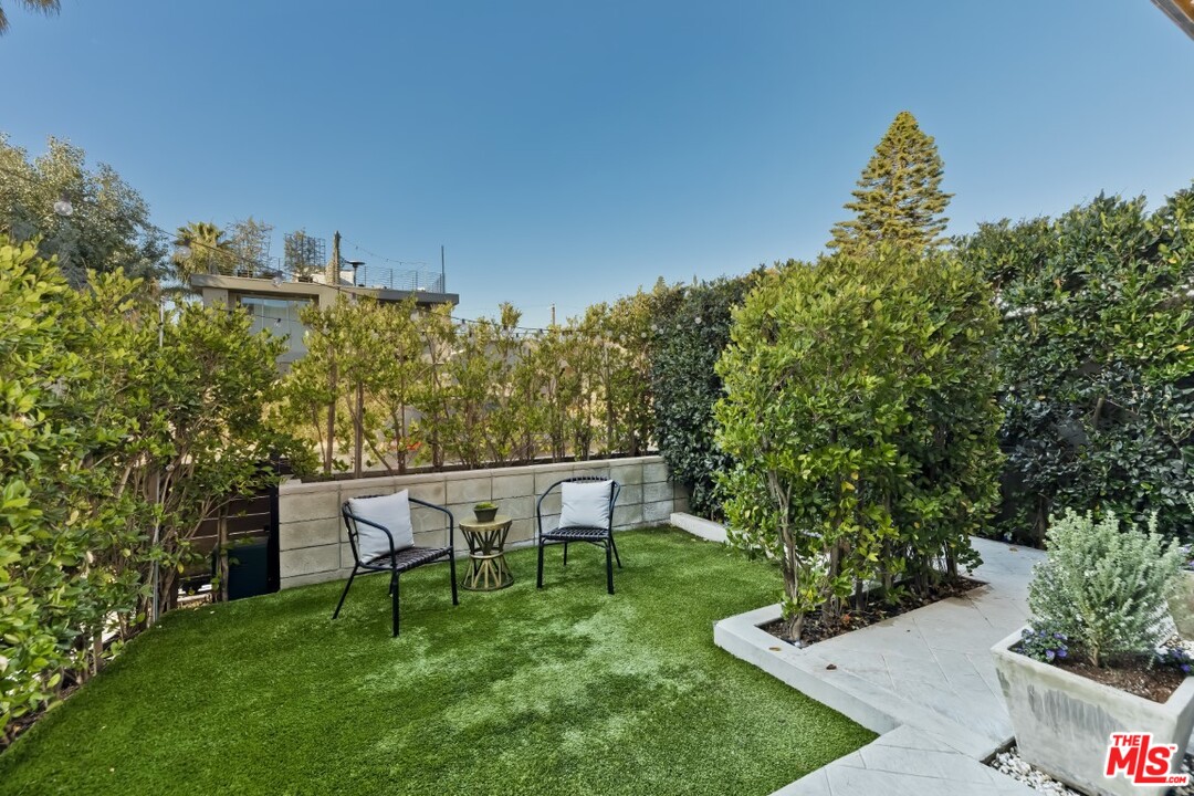 808 Brooks Avenue Venice, CA 90291 - Photo 4 of 47 a view of a chairs and table in the back yard