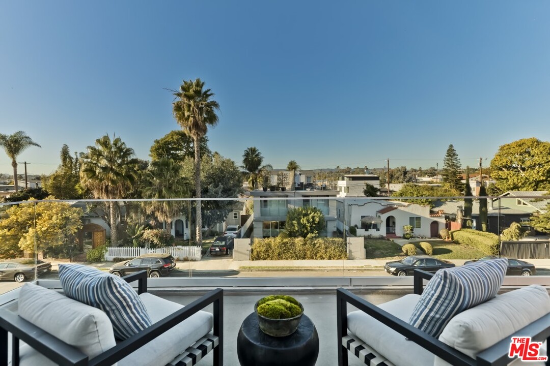808 Brooks Avenue Venice, CA 90291 - Photo 34 of 47 a view of a balcony and swimming pool