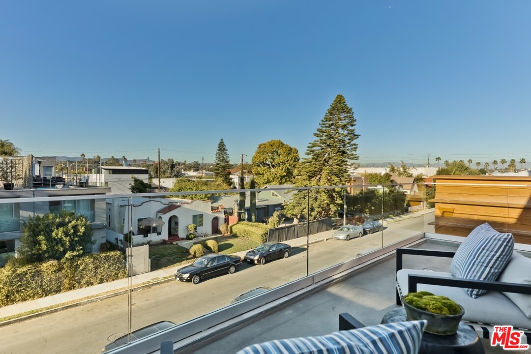 808 Brooks Avenue Venice, CA 90291 - Photo 35 of 47 a view of a balcony with chairs