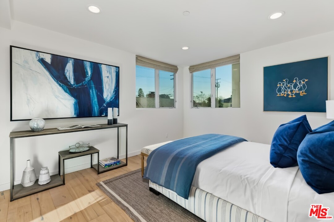 808 Brooks Avenue Venice, CA 90291 - Photo 37 of 47 a bedroom with a large bed and a chandelier