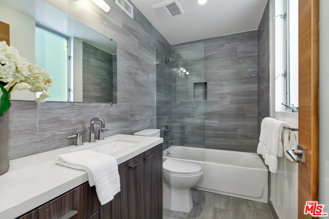 808 Brooks Avenue Venice, CA 90291 - Photo 39 of 47 a bathroom with a sink and toilet