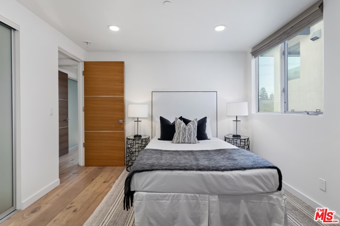 808 Brooks Avenue Venice, CA 90291 - Photo 41 of 47 a bedroom with a large bed and wooden floor