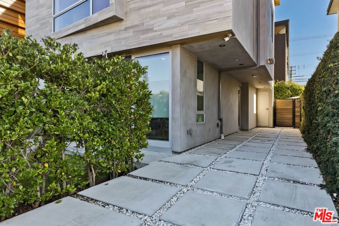 808 Brooks Avenue Venice, CA 90291 - Photo 43 of 47 a view of a pathway both side of house