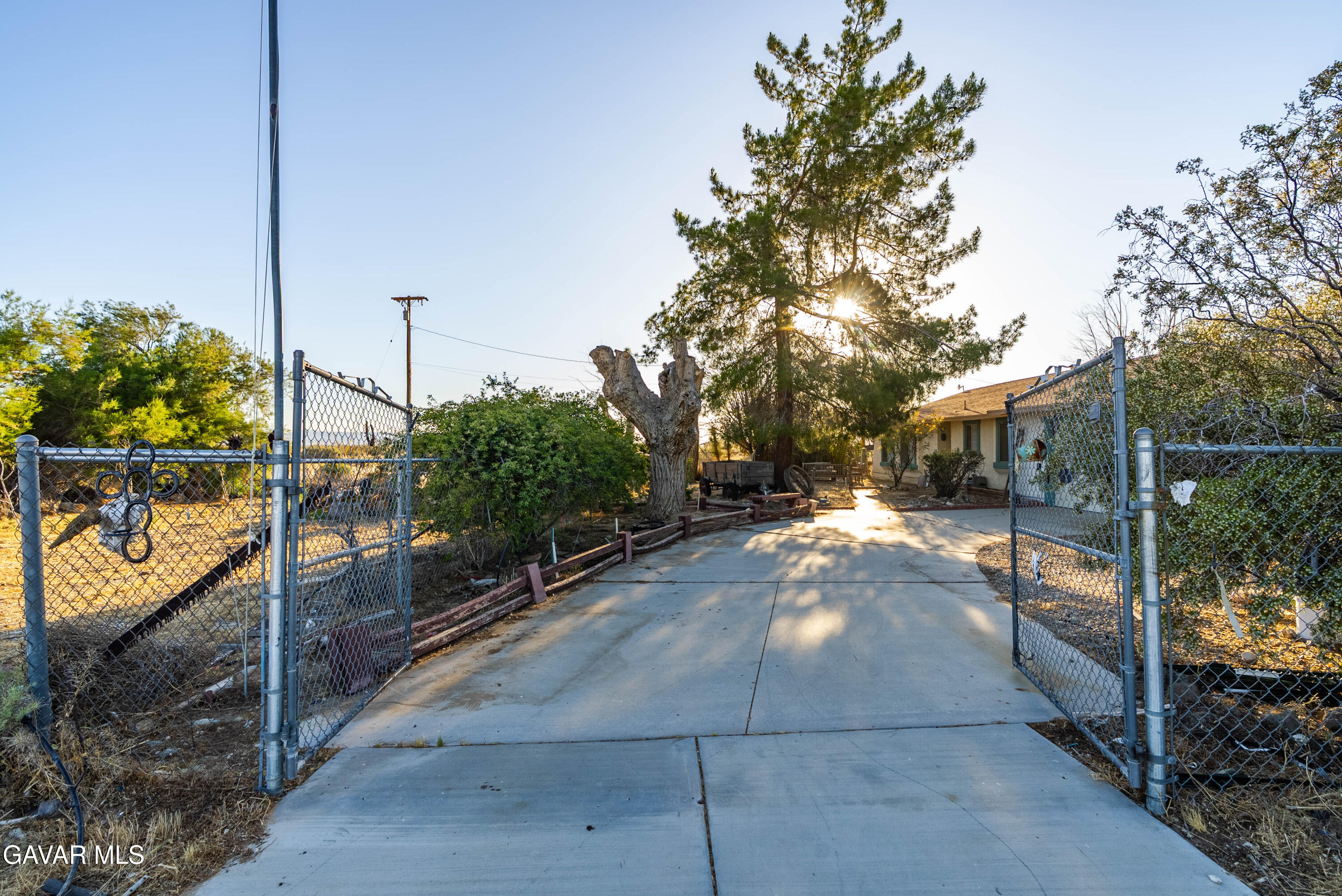 20539 East Ave R Palmdale, CA 93591 - Photo 5 of 55 a view of a yard with an outdoor space
