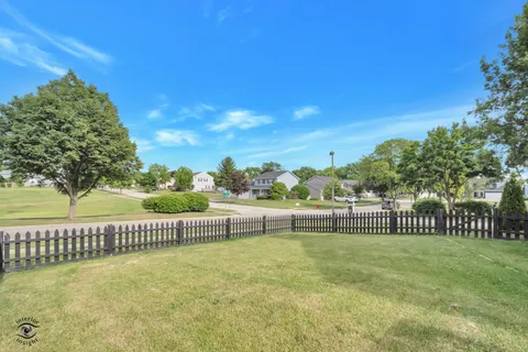 $525,000 | 8348 Adbeth Avenue, Woodridge, IL 60517