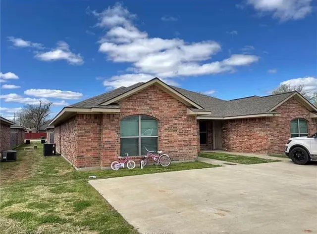 $1,300 | 712 Sharp Street, Franklin, TX 77856