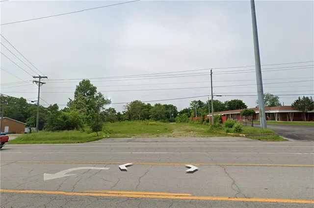 $240,000 | 10305 East Us 40 Highway, Independence, MO 64055