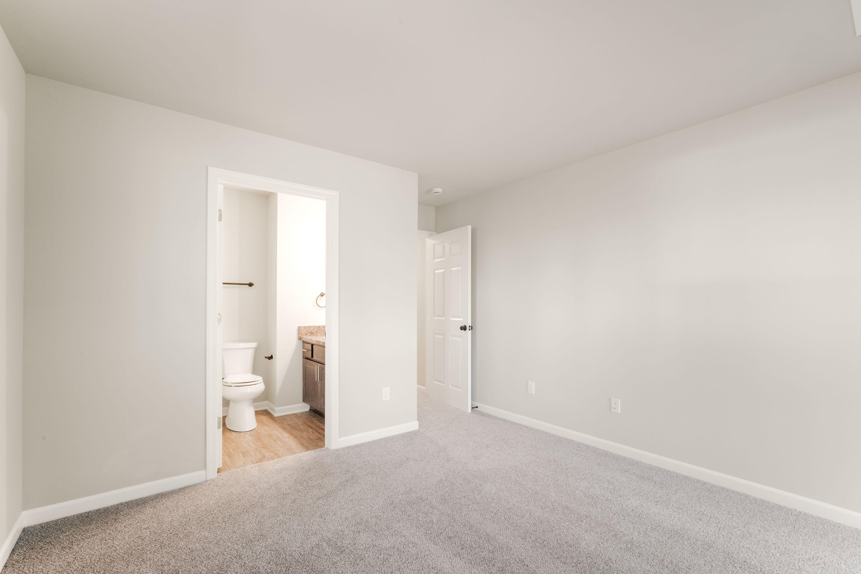 863 West Puetz Road Oak Creek, WI 53154 - Photo 10 of 18 Primary with Ensuite