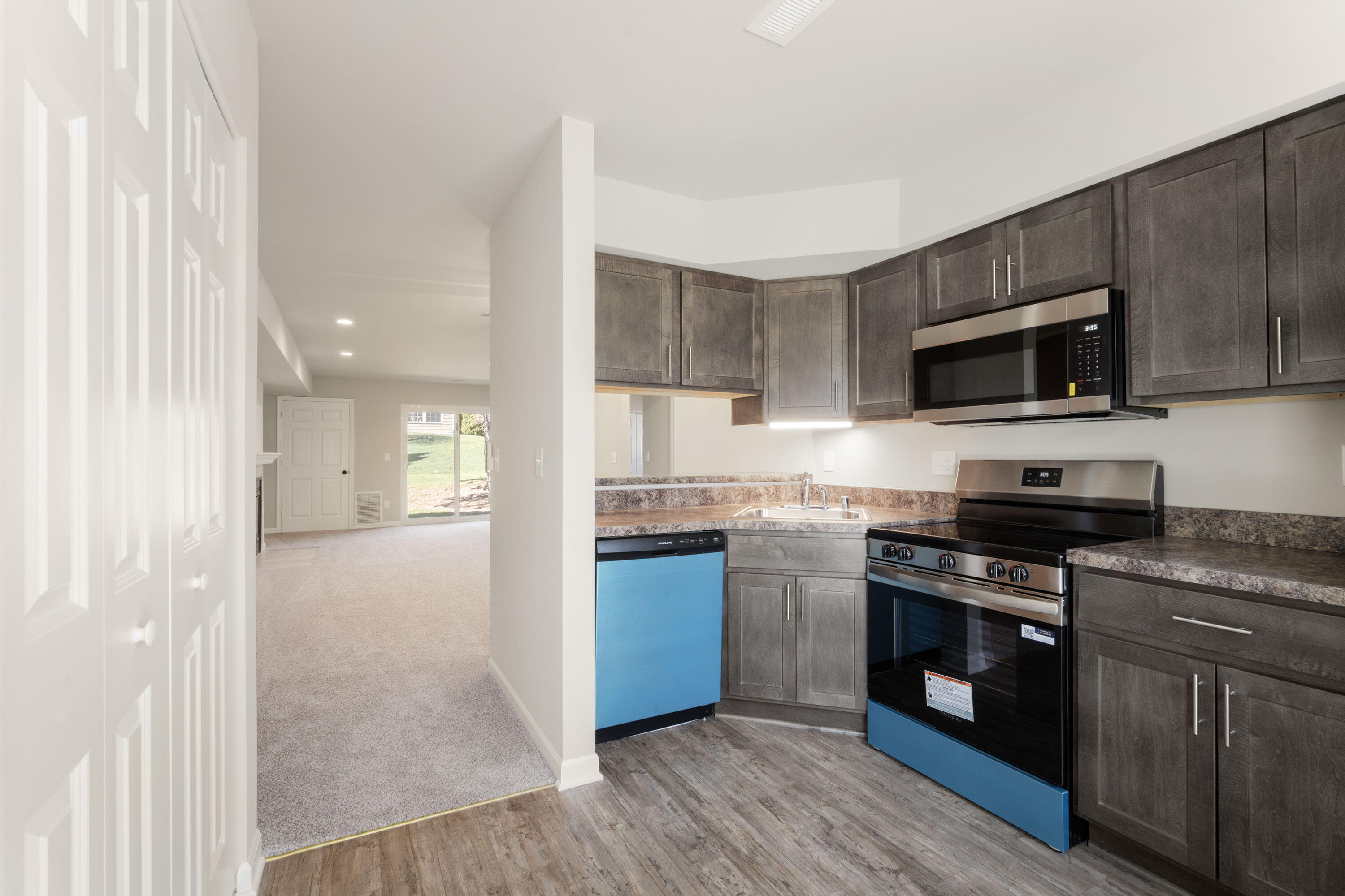 863 West Puetz Road Oak Creek, WI 53154 - Photo 6 of 18 Brand new Kitchen, SS Appliances