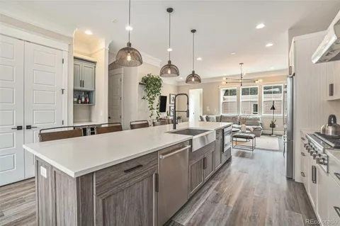 a large kitchen with kitchen island a large island in it