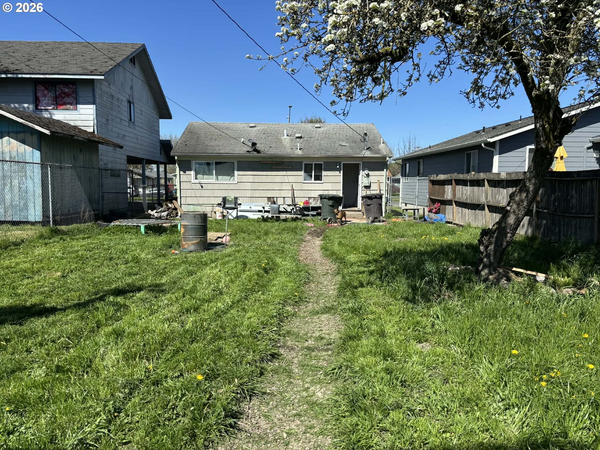 286 26th Avenue Longview, WA 98632 - Photo 16 of 16 a backyard of a house with table and chairs