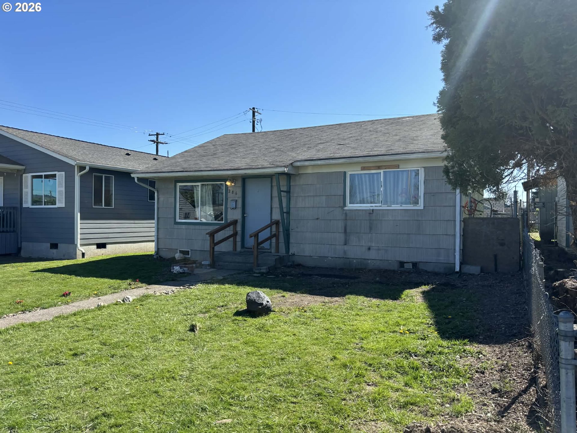 286 26th Avenue Longview, WA 98632 - Photo 2 of 16 a front view of a house with a yard