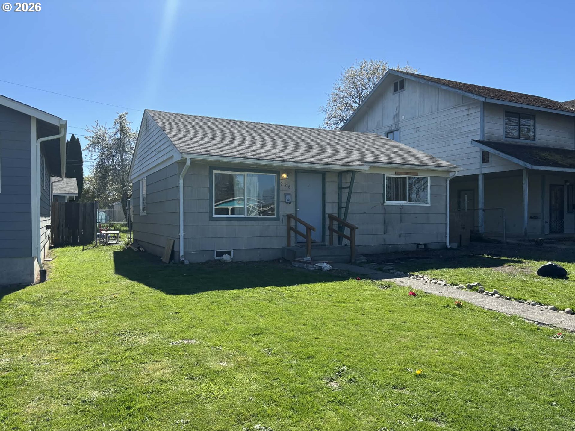 286 26th Avenue Longview, WA 98632 - Photo 3 of 16 a front view of a house with garden