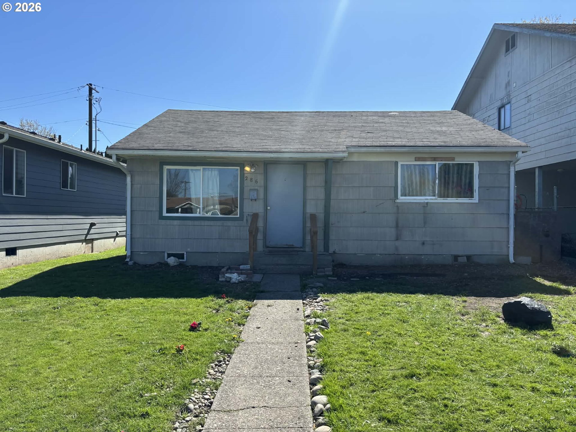 286 26th Avenue Longview, WA 98632 - Photo 4 of 16 a front view of a house with garden