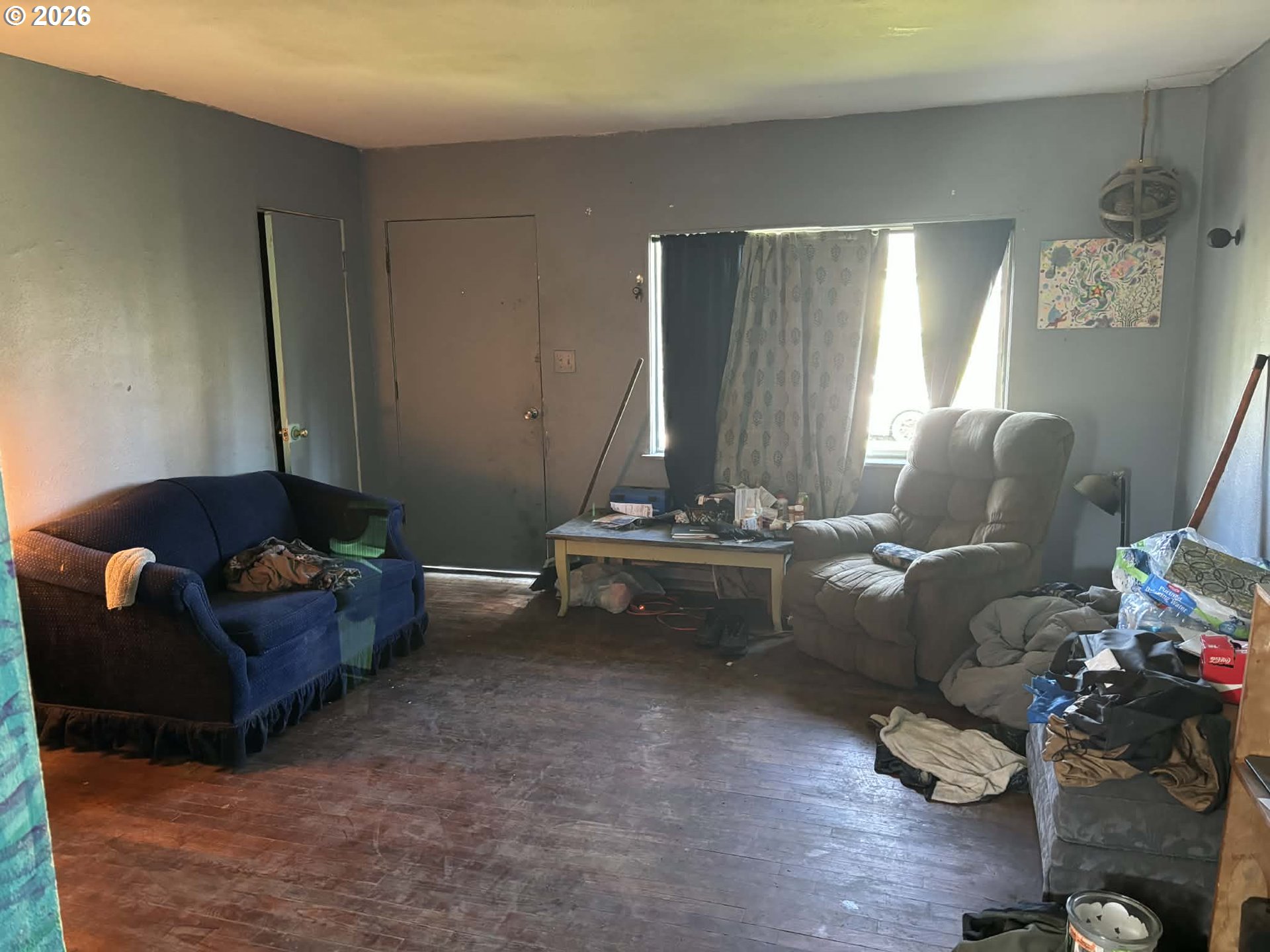 286 26th Avenue Longview, WA 98632 - Photo 7 of 16 a living room with furniture and a potted plant
