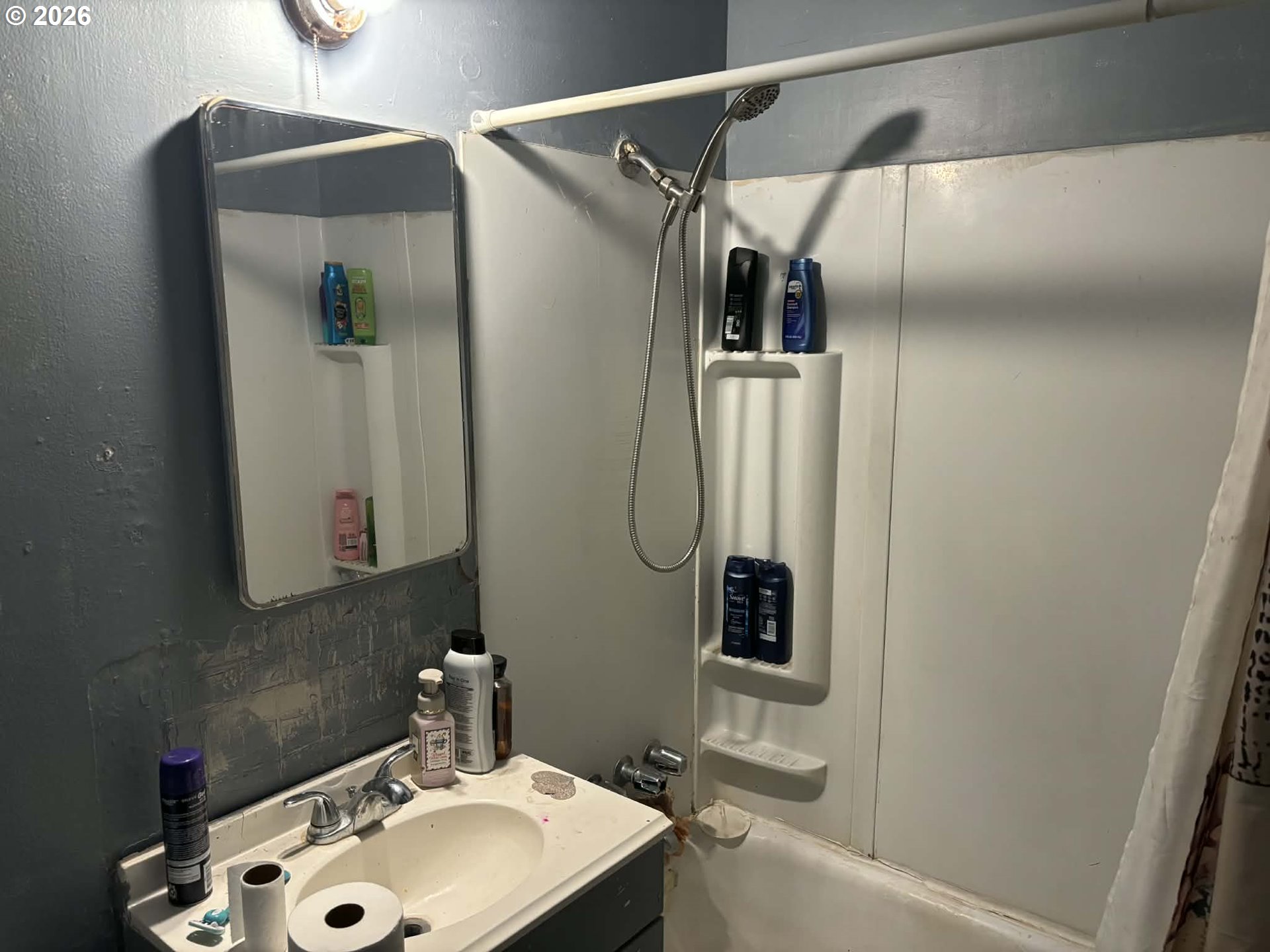 286 26th Avenue Longview, WA 98632 - Photo 9 of 16 a bathroom with a sink and mirror