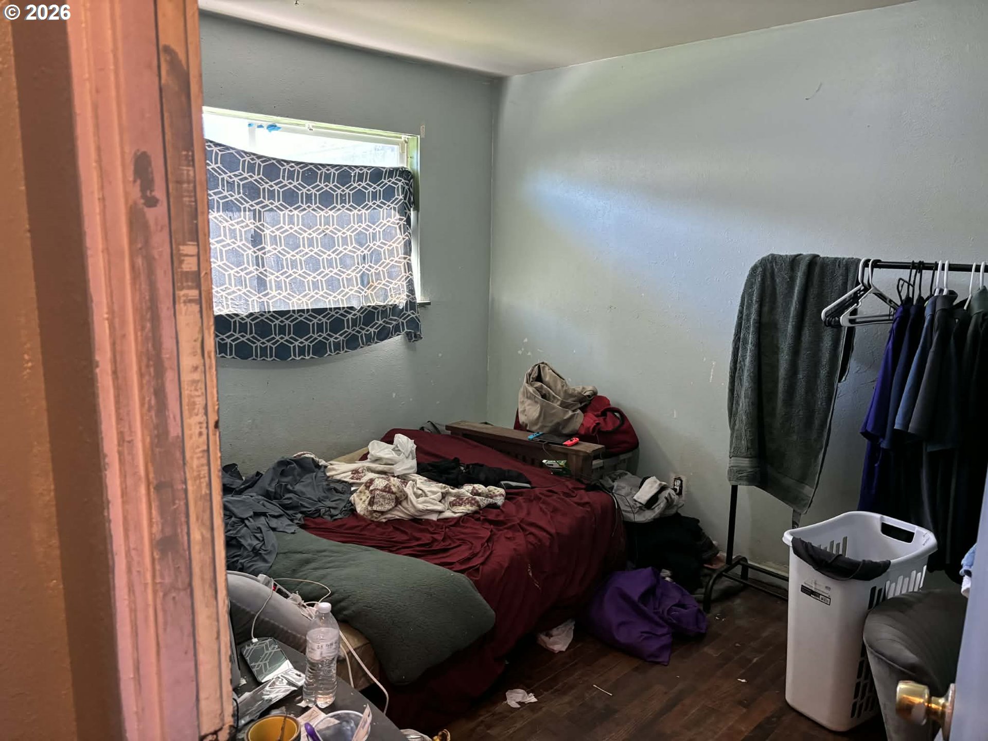 286 26th Avenue Longview, WA 98632 - Photo 10 of 16 a bed sitting in a bedroom next to a window