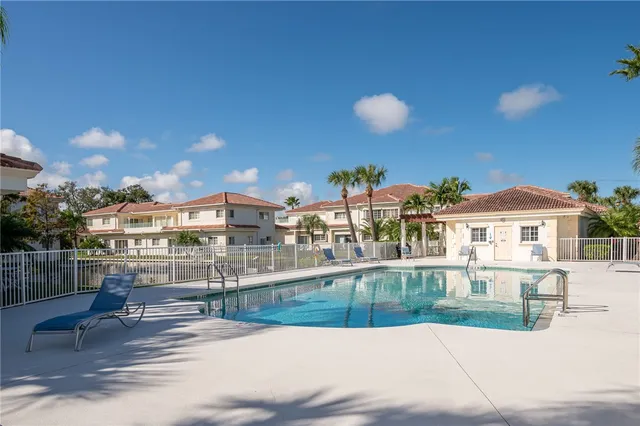 $299,000 | 524 7th Square Southwest, Unit 201, Vero Beach, FL 32962