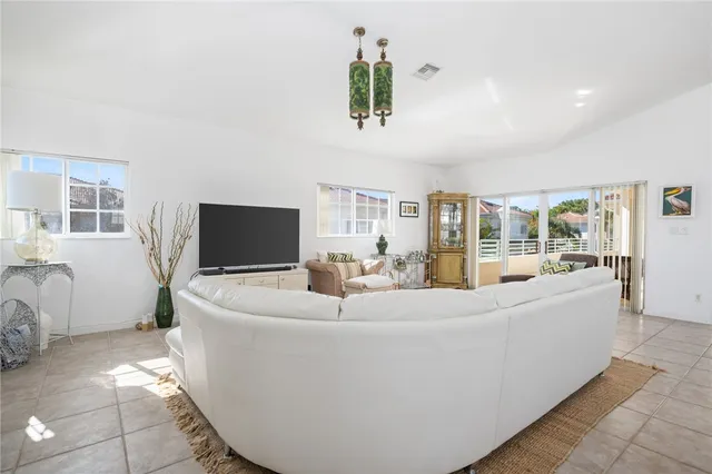 $299,000 | 524 7th Square Southwest, Unit 201, Vero Beach, FL 32962