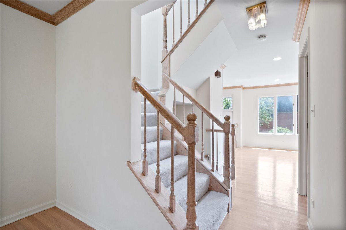 5332 Fairview Lane Skokie, IL 60077 - Photo 4 of 28