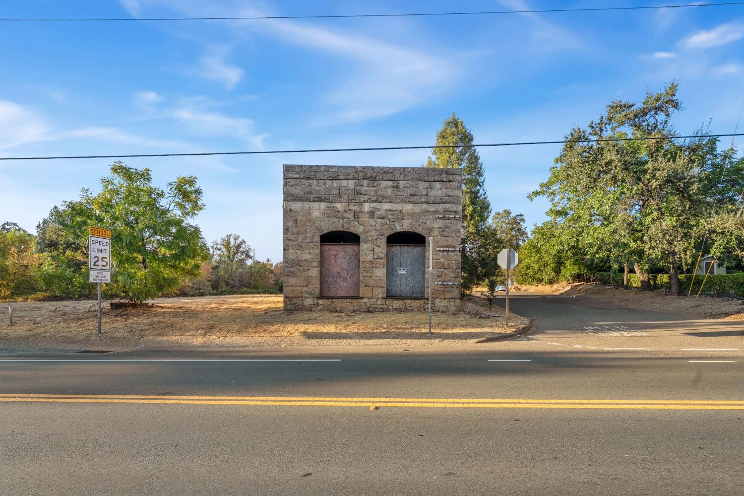 425 Pleasant Valley Road Diamond Springs, CA 95667 - Photo 10 of 19 a utility room with yard