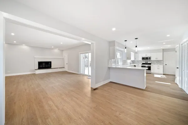 $569,900 | 99 Essex Road, Elk Grove Village, IL 60007