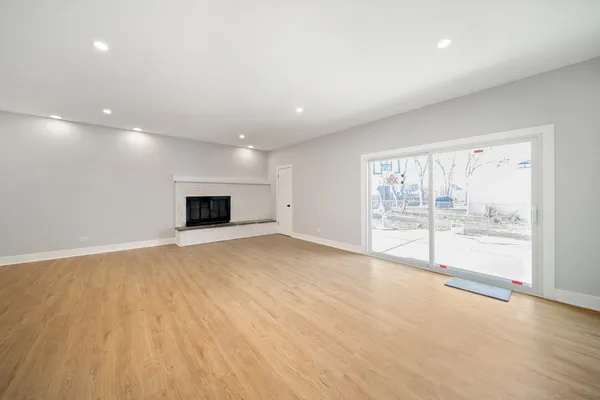 $569,900 | 99 Essex Road, Elk Grove Village, IL 60007