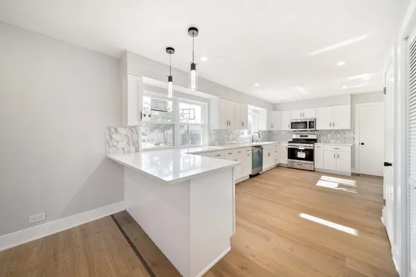 $569,900 | 99 Essex Road, Elk Grove Village, IL 60007