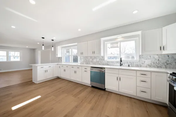 $569,900 | 99 Essex Road, Elk Grove Village, IL 60007