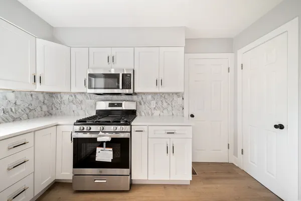 $569,900 | 99 Essex Road, Elk Grove Village, IL 60007