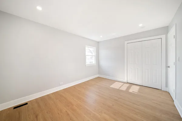 $569,900 | 99 Essex Road, Elk Grove Village, IL 60007