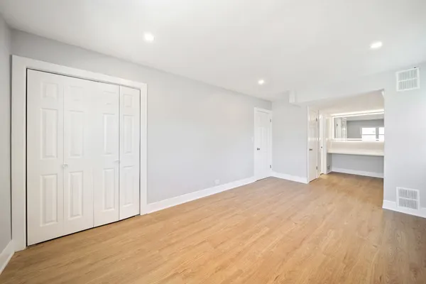 $569,900 | 99 Essex Road, Elk Grove Village, IL 60007