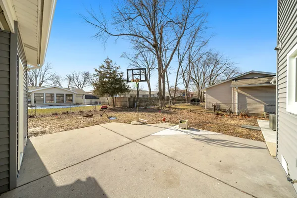 $569,900 | 99 Essex Road, Elk Grove Village, IL 60007