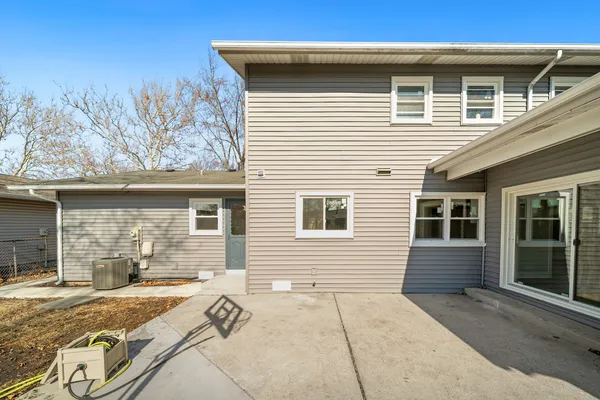 $569,900 | 99 Essex Road, Elk Grove Village, IL 60007