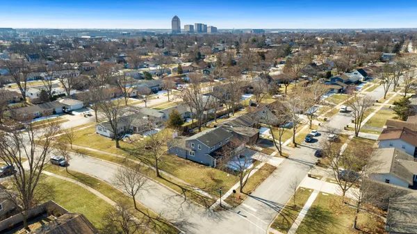 $569,900 | 99 Essex Road, Elk Grove Village, IL 60007