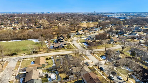 $569,900 | 99 Essex Road, Elk Grove Village, IL 60007