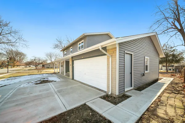 $569,900 | 99 Essex Road, Elk Grove Village, IL 60007